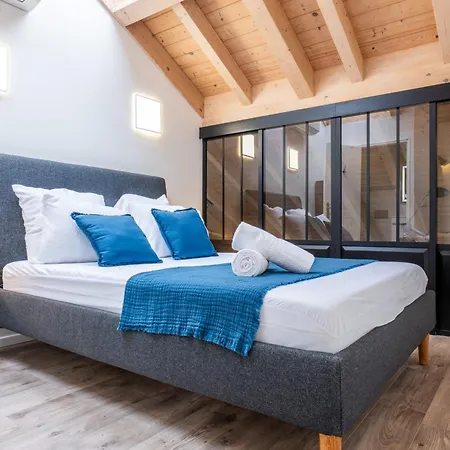 Spacious Duplex In The Heart Of Apartment *