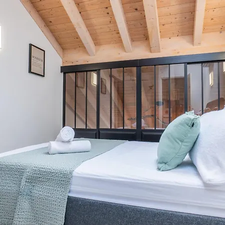 Spacious Duplex In The Heart Of *